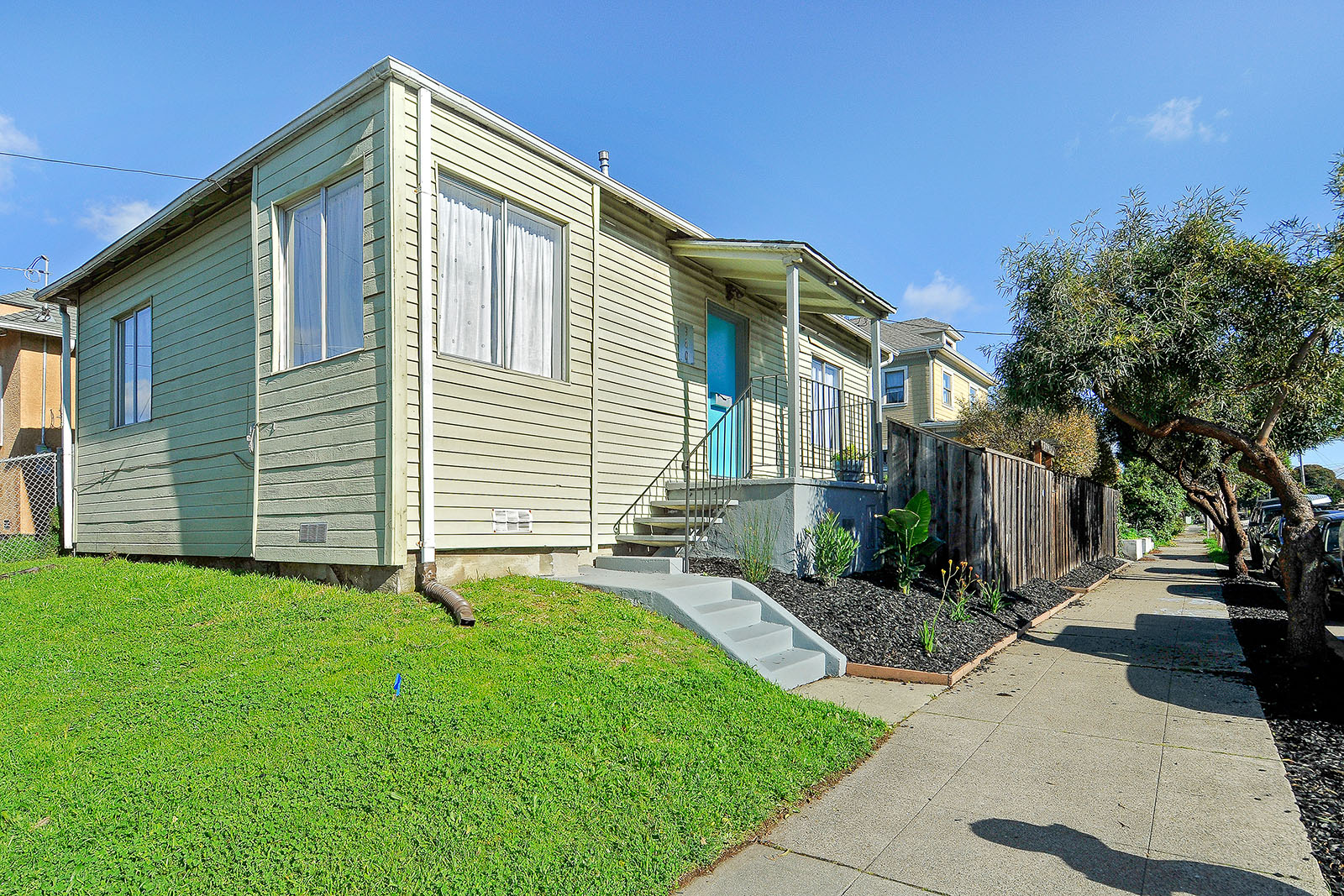 Image number 1 for slideshow of 986 37th St. Oakland CA 94608