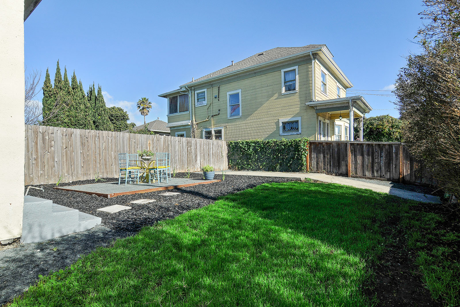 Image number 4 for slideshow of 986 37th St. Oakland CA 94608